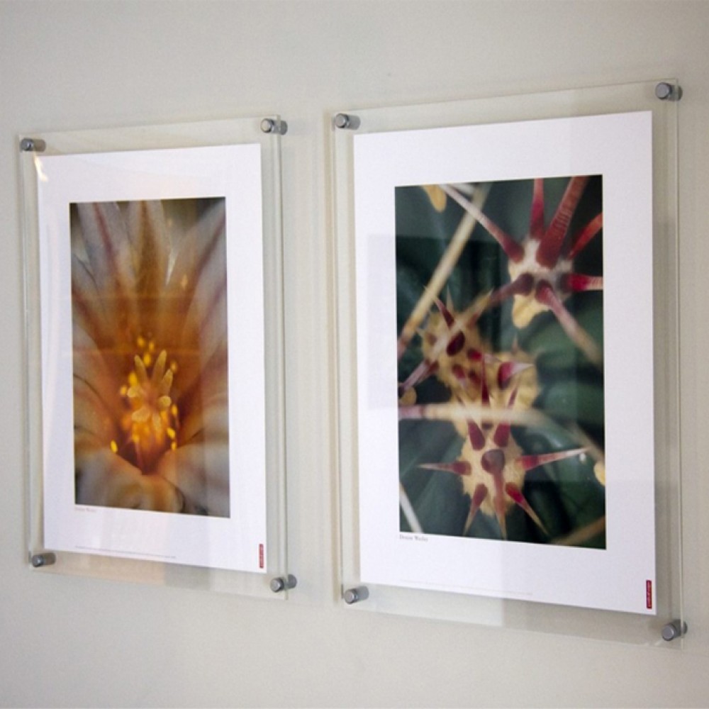 Pleksi  metal ayakli çerçeve